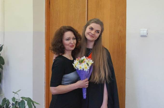 Куратор Криворучко Алла Олексіївна та випускниця Гетьман Анастасія (спеціальність «Міжнародна економіка»)